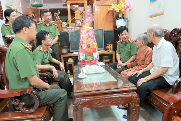 Thứ trưởng Nguyễn Văn Sơn thăm, tặng quà gia đình chính sách