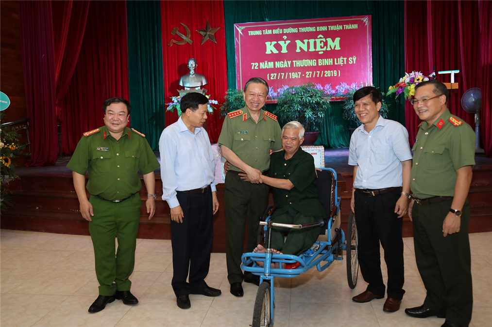 Bộ trưởng Tô Lâm thăm hỏi, động viên thương bệnh binh tại Trung tâm điều dưỡng thương binh Thuận Thành