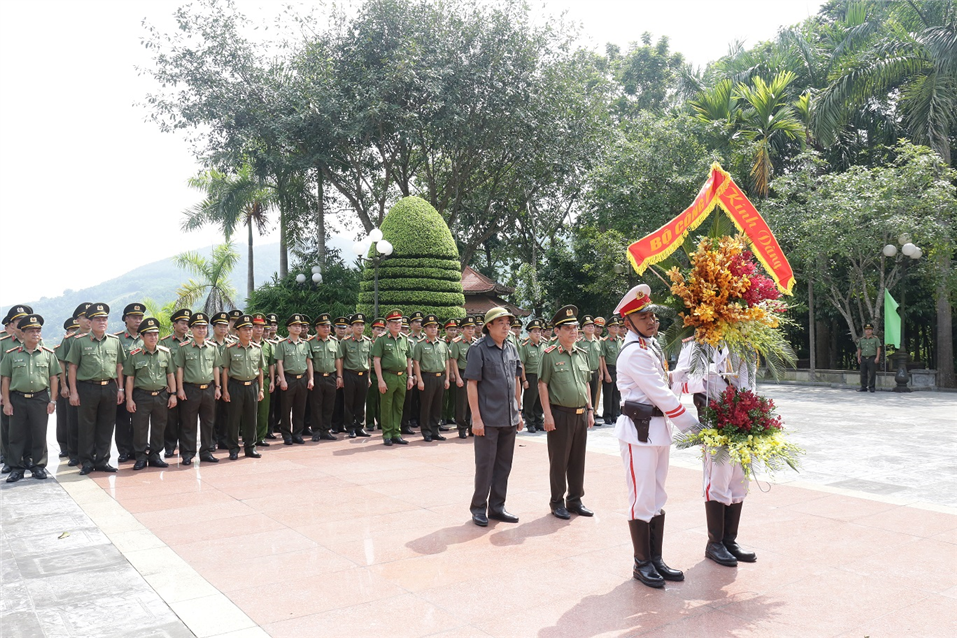 Đoàn đại biểu Đảng ủy Công an Trung ương, lãnh đạo Bộ Công an dâng hương tại Khu di tích lịch sử Nha Công an Trung ương