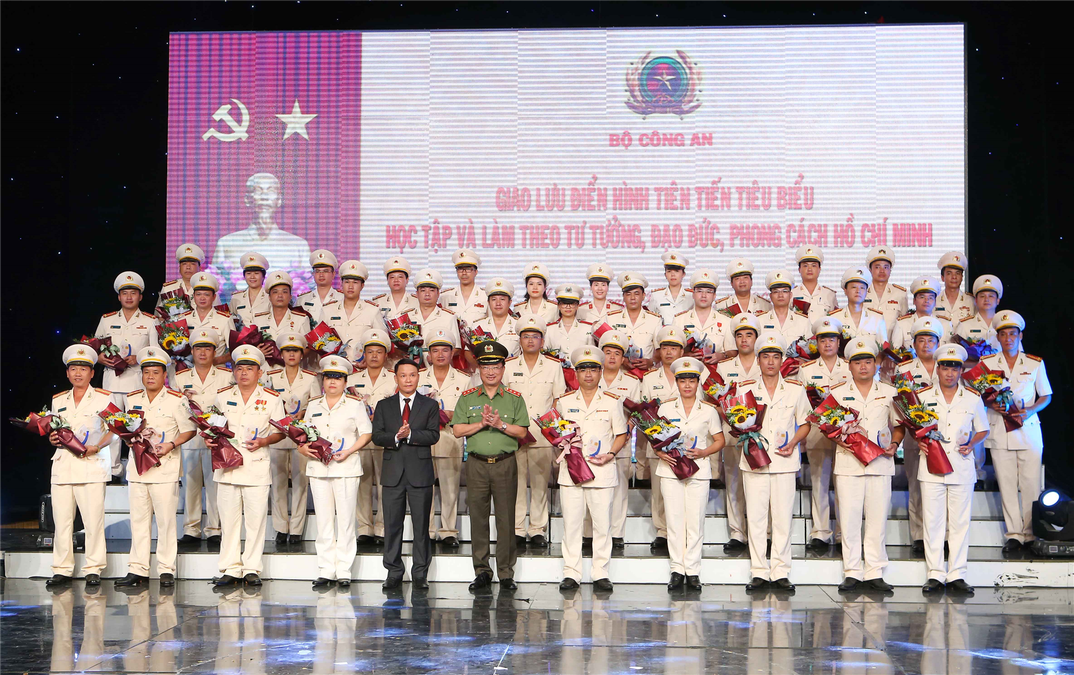 Tôn vinh những điển hình tiên tiến trong học tập và làm theo tấm gương của Bác