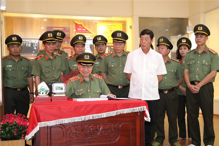 Công an xã đồng hành cùng nhân dân và chính quyền cơ sở, với mục tiêu nâng cao chất lượng đời sống cho người dân