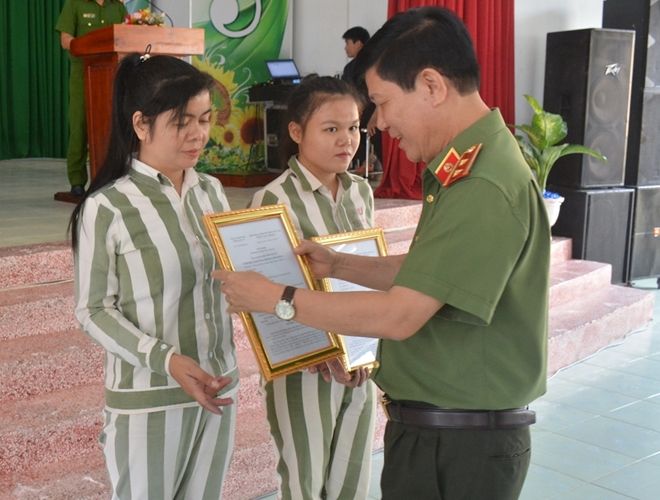 Thứ trưởng Nguyễn Văn Sơn dự Lễ công bố Quyết định giảm án tại Trại giam Long Hòa