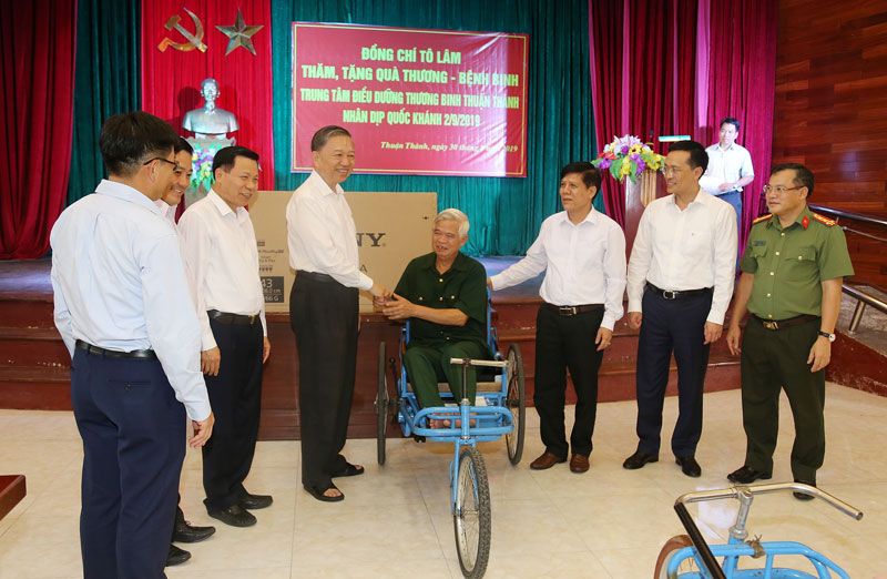 Bộ trưởng Tô Lâm thăm hỏi, tặng quà, động viên các thương bệnh binh tại Trung tâm điều dưỡng thương binh Thuận Thành, tỉnh Bắc Ninh