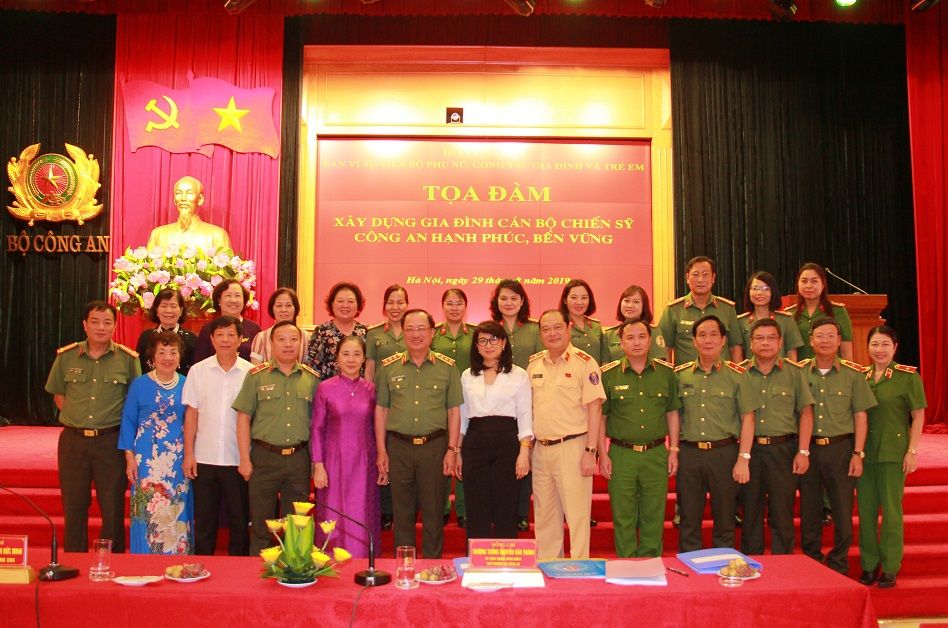 Xây dựng gia đình cán bộ, chiến sỹ Công an hạnh phúc bền vững