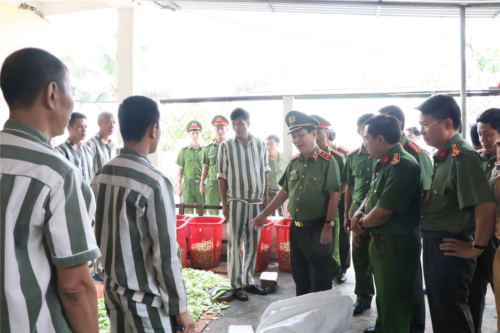 Thứ trưởng Nguyễn Văn Sơn kiểm tra công tác tại Trại giam Xuân Hà