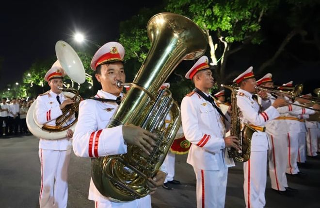 Đội Nhạc lễ Công an nhân dân trình diễn âm nhạc tại phố đi bộ hồ Hoàn Kiếm