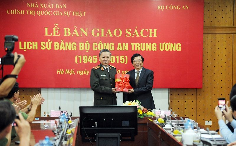 Bàn giao cuốn sách “Lịch sử Đảng bộ Công an Trung ương (1945 - 2015)”