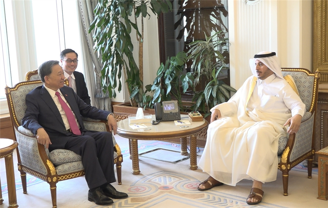 Thủ tướng kiêm Bộ trưởng Bộ Nội vụ Nhà nước Qatar tiếp Bộ trưởng Tô Lâm