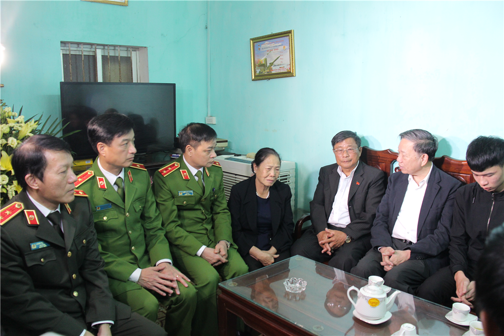 Bộ trưởng Tô Lâm thăm, động viên gia đình các cán bộ, chiến sỹ Công an hy sinh tại xã Đồng Tâm, huyện Mỹ Đức, thành phố Hà Nội