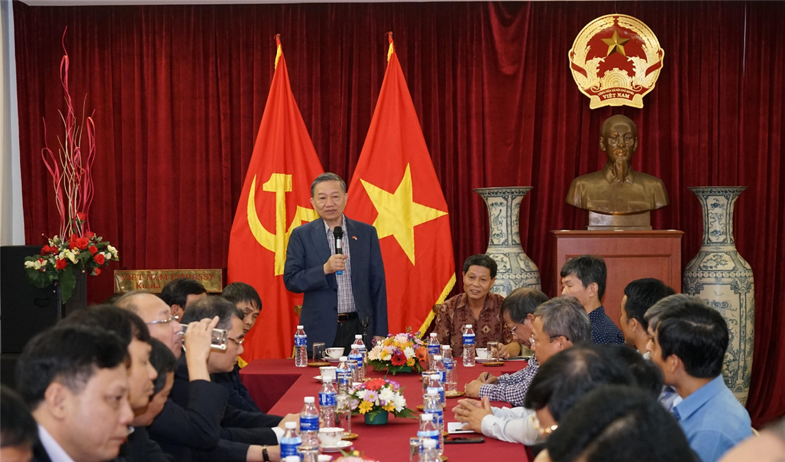 Bộ trưởng Tô Lâm thăm Đại sứ quán Việt Nam tại Malaysia