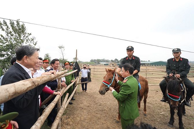 Bộ trưởng Tô Lâm thăm hỏi, động viên các cán bộ, chiến sỹ Bộ Tư lệnh Cảnh sát cơ động, chuyên gia huấn luyện kỵ binh