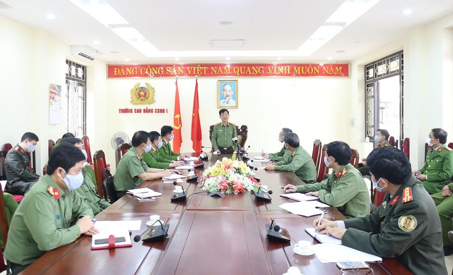 Thứ trưởng Nguyễn Văn Sơn kiểm tra địa điểm được lựa chọn làm khu cách ly tập trung phòng dịch COVID-19