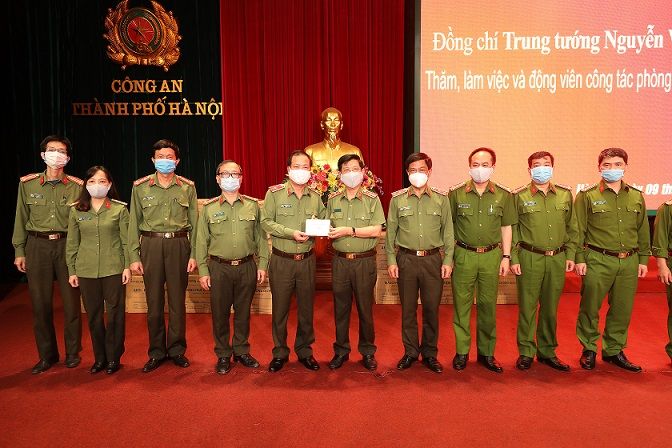 Thứ trưởng Nguyễn Văn Sơn yêu cầu Công an TP Hà Nội tiếp tục xử lý nghiêm những trường hợp vi phạm Chỉ thị 16