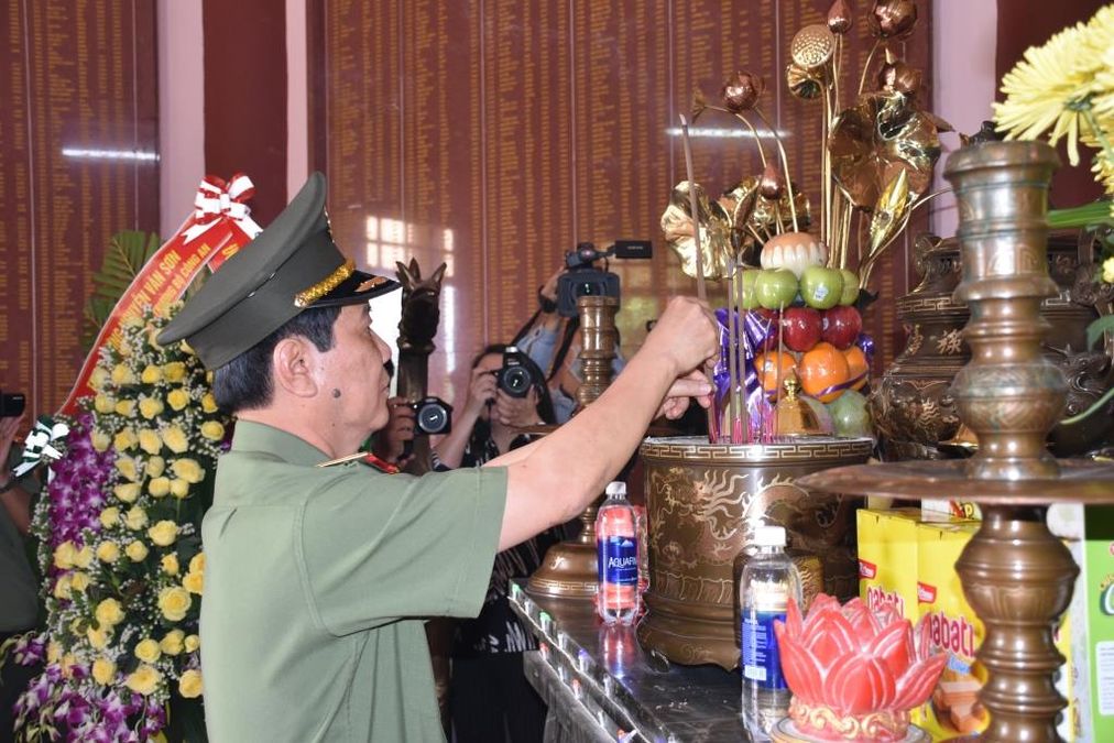 Thứ trưởng Nguyễn Văn Sơn cùng Đoàn công tác của Bộ Công an tri ân các Anh hùng liệt sĩ tại khu di tích An ninh khu V