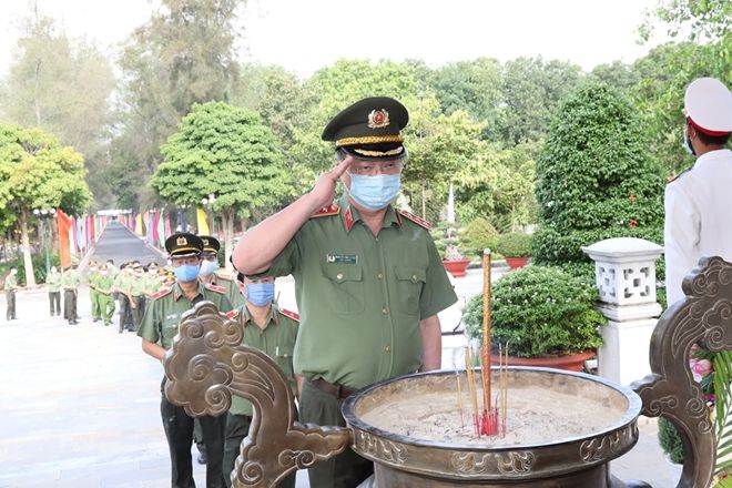 Thứ trưởng Nguyễn Văn Thành viếng Nghĩa trang liệt sỹ Ban An ninh Trung ương cục miền Nam