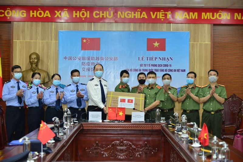 Bộ Công an Việt Nam tiếp nhận vật tư y tế do Bộ Công an Trung Quốc trao tặng