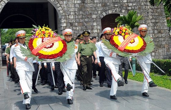 Bộ Công an dâng hương tưởng niệm các Anh hùng, liệt sỹ Điện Biên Phủ