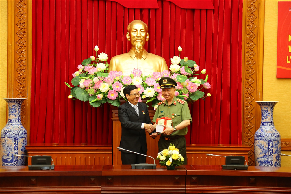 Trao Kỷ niệm chương “Bảo vệ an ninh Tổ quốc” và “Vì sự nghiệp xuất bản sách chính trị, lý luận, pháp luật của Đảng và Nhà nước”