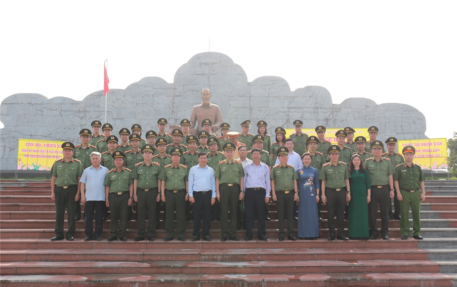 Đoàn đại biểu Đảng ủy Công an Trung ương, Bộ Công an dâng hoa tưởng niệm Chủ tịch Hồ Chí Minh tại Khu lưu niệm Sáu điều Bác Hồ dạy Công an nhân dân