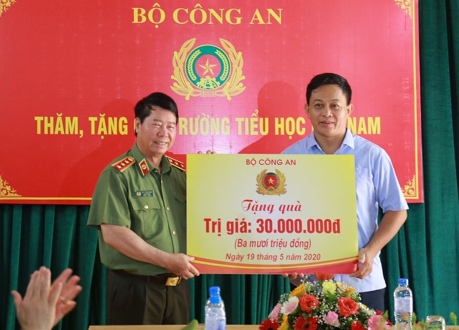 Thứ trưởng Bùi Văn Nam thăm, tặng quà tại Trường Tiểu học Nhã Nam