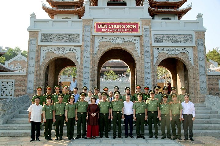 Bộ trưởng Tô Lâm cùng Đoàn đại biểu dâng hương tại Khu di tích Kim Liên