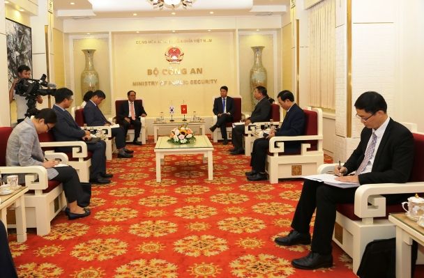 Thứ trưởng Bùi Văn Nam tiếp Đại sứ đặc mệnh toàn quyền Hàn Quốc tại Việt Nam