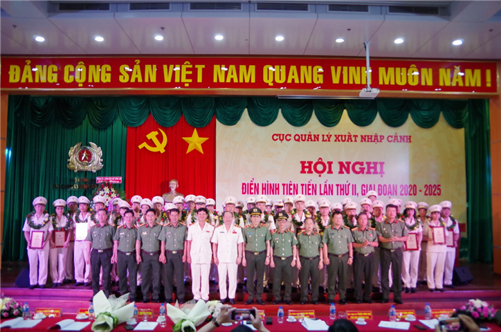 Cục Quản lý xuất nhập cảnh tuyên dương các điển hình tiên tiến phong trào thi đua “Vì an ninh Tổ quốc” giai đoạn 2015-2020