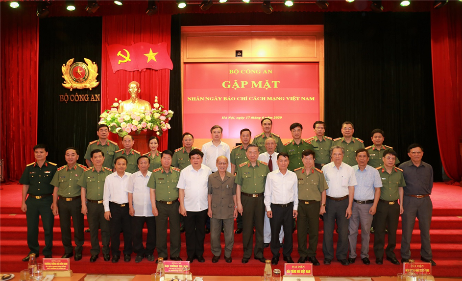 Xứng đáng là những chiến sỹ cách mạng tiên phong trên mặt trận tư tưởng - văn hóa