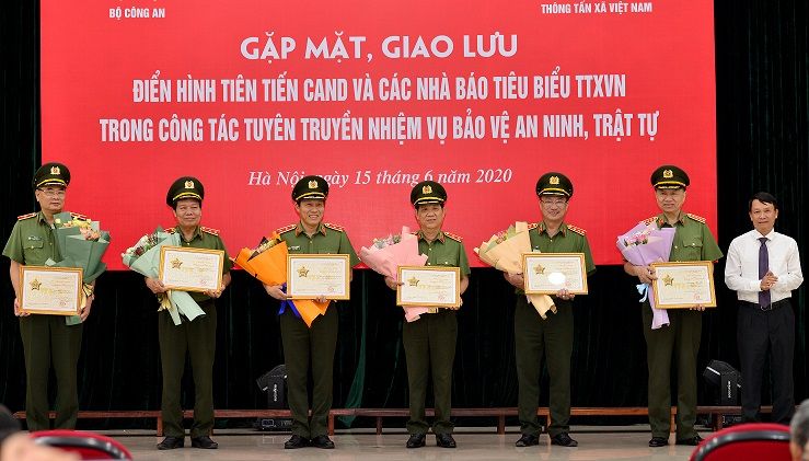 Gặp mặt, giao lưu điển hình tiên tiến Công an nhân dân và các Nhà báo tiêu biểu của Thông tấn xã Việt Nam trong công tác tuyên truyền nhiệm vụ bảo vệ an ninh, trật tự