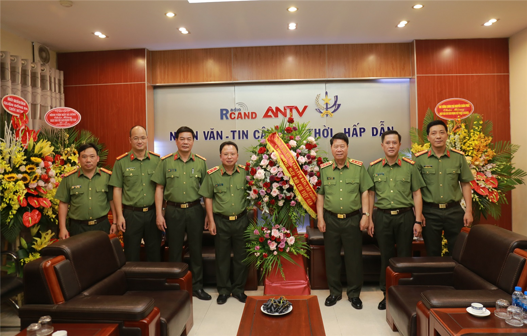 Thứ trưởng Bùi Văn Nam thăm, chúc mừng Cục Truyền thông Công an nhân dân nhân kỷ niệm Ngày Báo chí cách mạng Việt Nam
