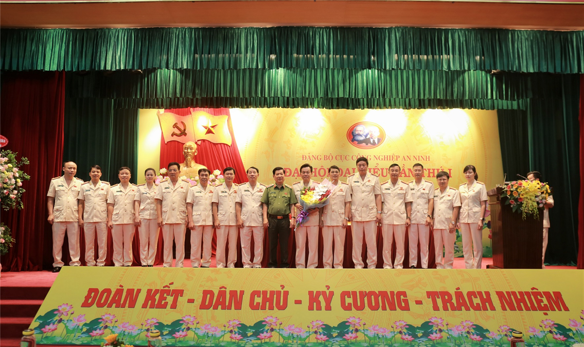 Đẩy mạnh phát triển công nghiệp an ninh, đáp ứng yêu cầu phục vụ công tác, chiến đấu của lực lượng Công an nhân dân