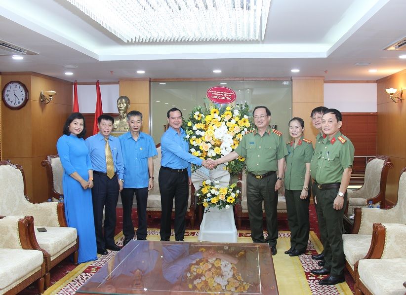 Lãnh đạo Bộ Công an chúc mừng Tổng Liên đoàn Lao động Việt Nam nhân kỷ niệm 91 năm Ngày thành lập Công đoàn Việt Nam