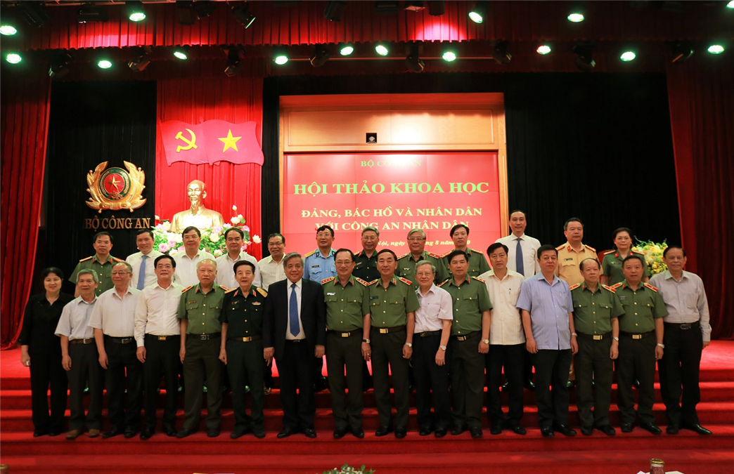 Đảng, Bác Hồ và Nhân dân với Công an nhân dân