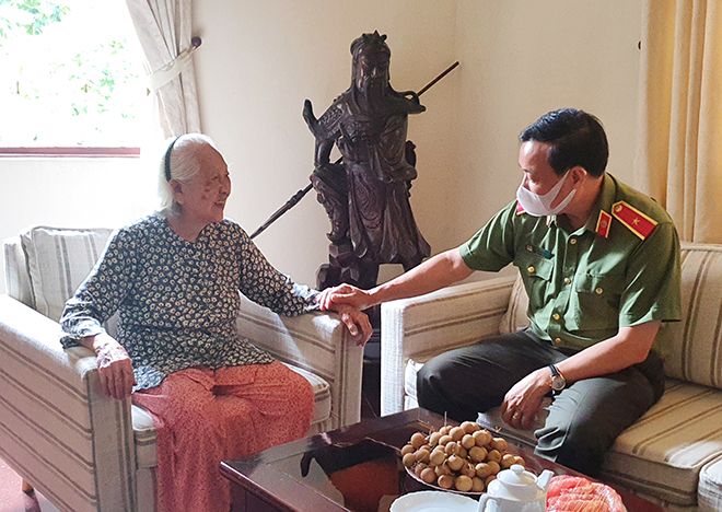 Thứ trưởng Lê Tấn Tới thăm và tặng quà gia đình các đồng chí nguyên lãnh đạo Bộ Công an