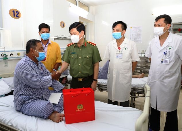 Thứ trưởng Nguyễn Văn Sơn thăm hỏi đồng chí Lâm Thương, nguyên Công an xã cấp cứu tại Bệnh viện 19/8