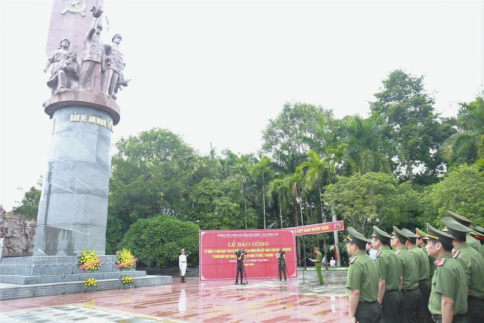 Đoàn đại biểu Đảng ủy Công an Trung ương, Bộ Công an dâng hương và báo công tại Khu di tích Nha Công an Trung ương