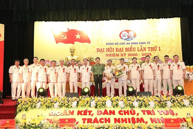 Đặc biệt quan tâm, chăm lo, xây dựng Đảng bộ Cục An ninh kinh tế thật sự trong sạch, vững mạnh toàn diện cả về chính trị, tư tưởng và đạo đức