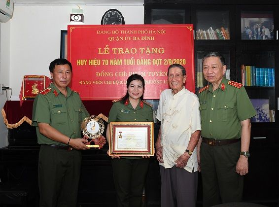 Bộ trưởng Tô Lâm trao Kỷ niệm chương “Bảo vệ an ninh Tổ quốc” tặng Nghệ sĩ Nhân dân Trọng Bằng và Nhạc sĩ Phạm Tuyên