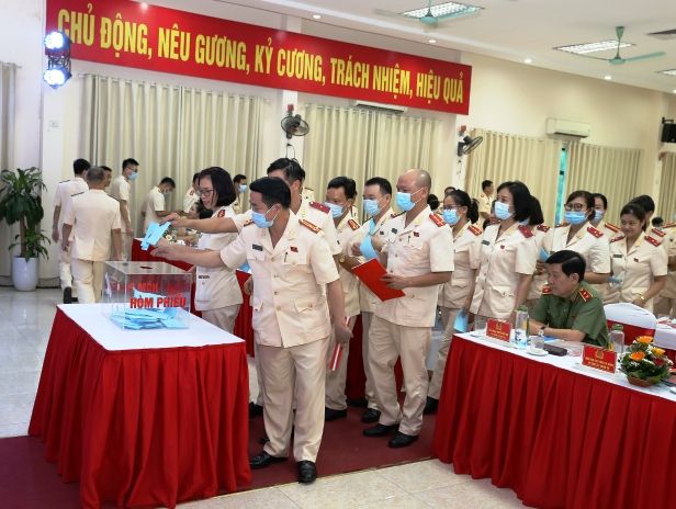 Xây dựng chính sách đặc thù để thu hút và phát triển đội ngũ y bác sỹ giỏi, tâm huyết với nghề tạo bước đột phá trong khám, chữa bệnh cho cán bộ, chiến sỹ Công an nhân dân