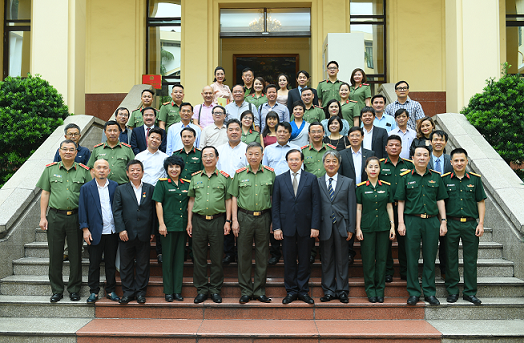 Tôn vinh các văn nghệ sĩ có thành tích xuất sắc trong tổ chức Chương trình nghệ thuật kỷ niệm 75 năm Ngày truyền thống Công an nhân dân Việt Nam