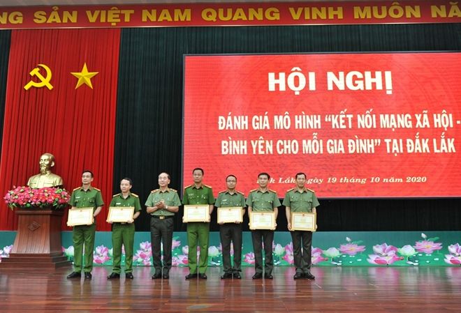 Hiệu quả từ mô hình “Kết nối mạng xã hội - Bình yên cho mỗi gia đình”