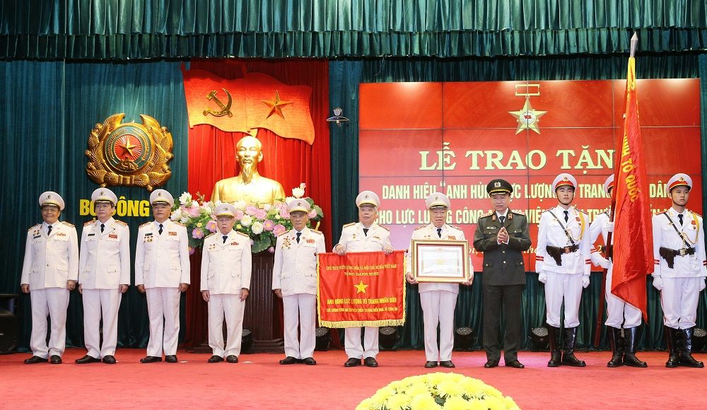 Lực lượng Công an chi viện chiến trường miền Nam đón nhận danh hiệu Anh hùng lực lượng vũ trang nhân dân