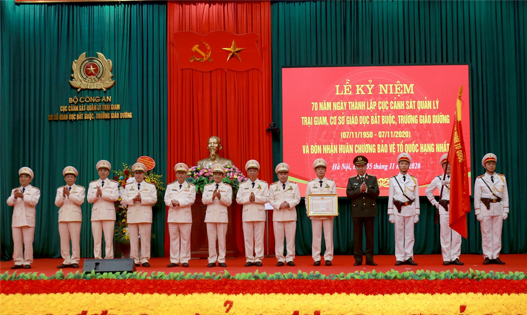 Cục Cảnh sát Quản lý trại giam, cơ sở giáo dục bắt buộc, trường giáo dưỡng đón nhận Huân chương Bảo vệ Tổ quốc hạng Nhất