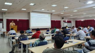 Nâng cao nhận thức về trật tự, an toàn giao thông cho các tài xế chở công nhân cuối năm
