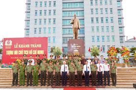 Công an tỉnh Nam Định khánh thành tượng đài Chủ tịch Hồ Chí Minh