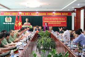 Đồng chí Trương Thị Mai thăm, làm việc với Công an tỉnh Điện Biên