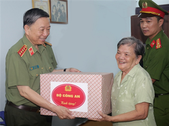 Bộ trưởng Tô Lâm đến thăm và tặng quà các gia đình liệt sỹ