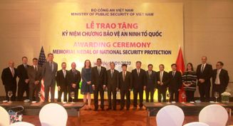 Bộ Công an trao Kỷ niệm chương “Bảo vệ an ninh Tổ quốc" tặng Tùy viên Quốc gia, Văn phòng DEA thuộc Bộ Tư pháp Hoa Kỳ tại Việt Nam