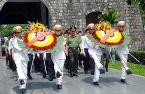 Bộ Công an dâng hương tưởng niệm các Anh hùng, liệt sỹ Điện Biên Phủ