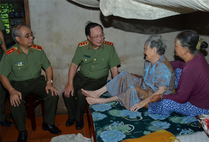 Lãnh đạo Bộ Công an thăm hỏi, tặng quà các gia đình thương binh - liệt sỹ tại tỉnh Bà Rịa - Vũng Tàu